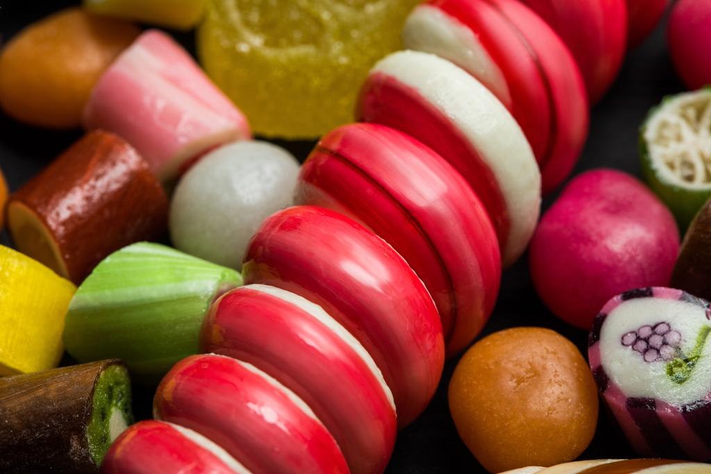 vue rapprochée de sucette tourbillonnante lumineuse parmi les bonbons multicolores
 - Photo, image