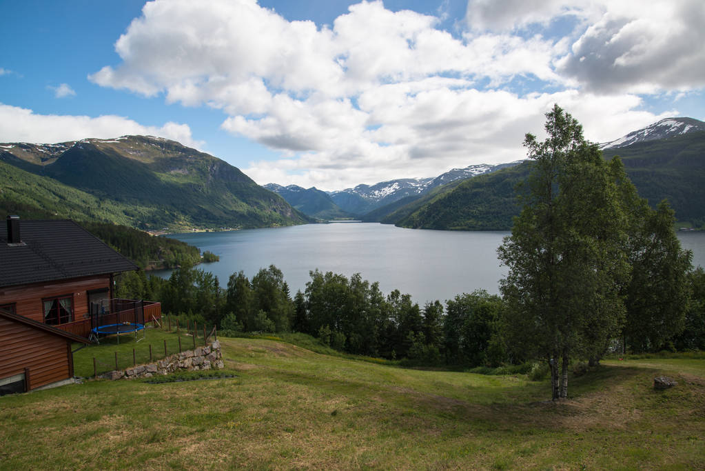 dağlar ve göl ile Norveç doğanın güzel manzara görünümü  - Fotoğraf, Görsel
