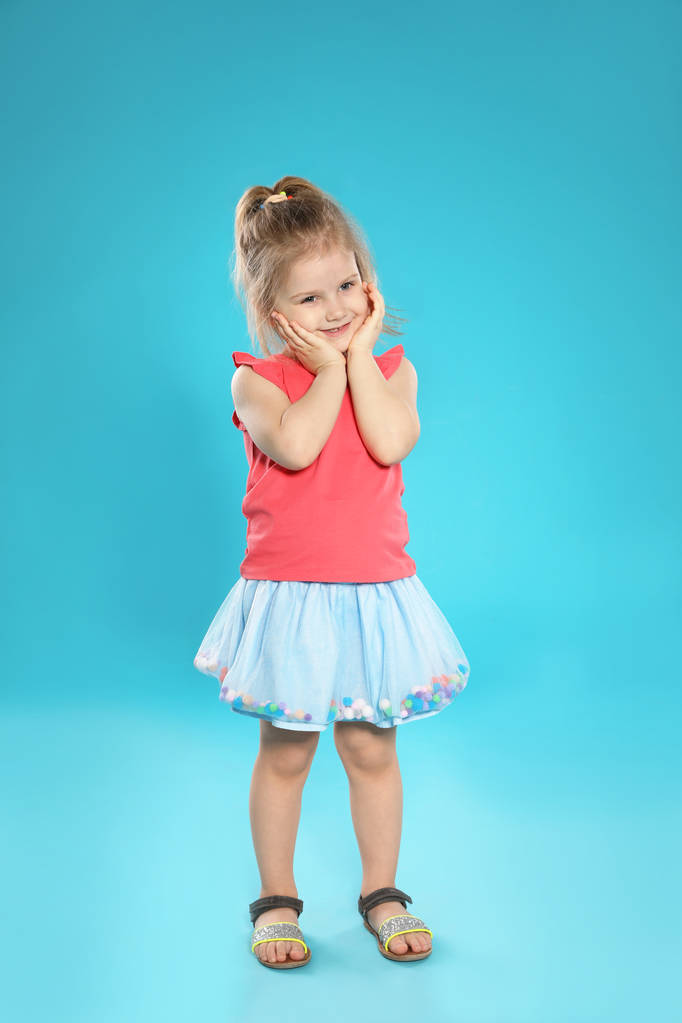 Πλήρες μήκος πορτρέτο του χαριτωμένο μικρό κορίτσι με φόντο χρώμα - Φωτογραφία, εικόνα