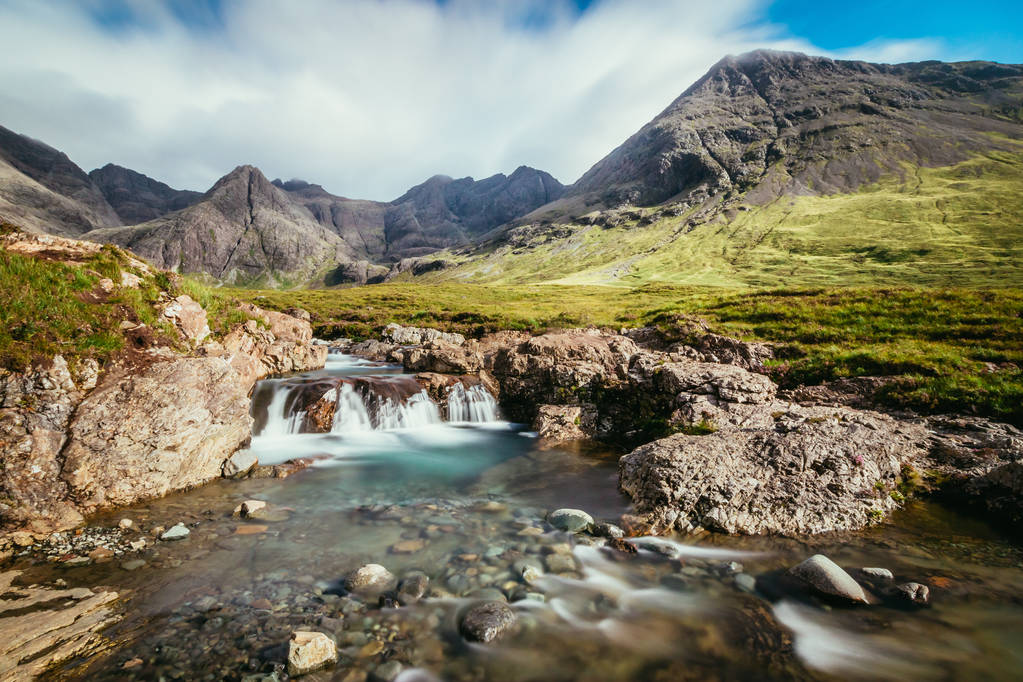 Прекрасні водоспади декорації на острові Скай, Шотландія:  - Фото, зображення