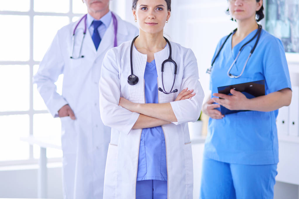 Sairaalahuoneessa seisovat lääkärit ja sairaanhoitajat - Valokuva, kuva