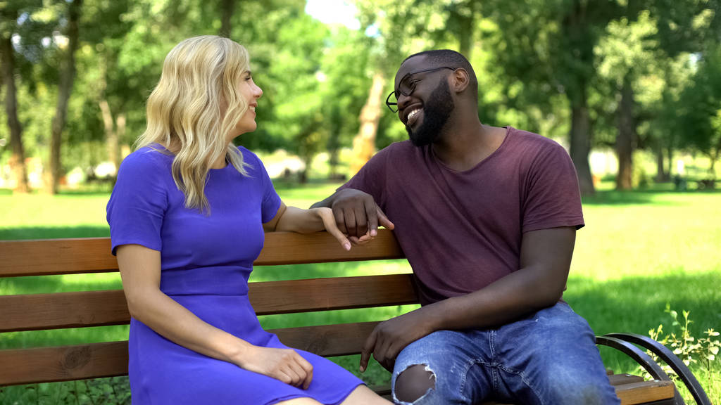 Flirtování pár sedících na lavičce v parku, trávení času pohromadě, šťastný vztah - Fotografie, Obrázek