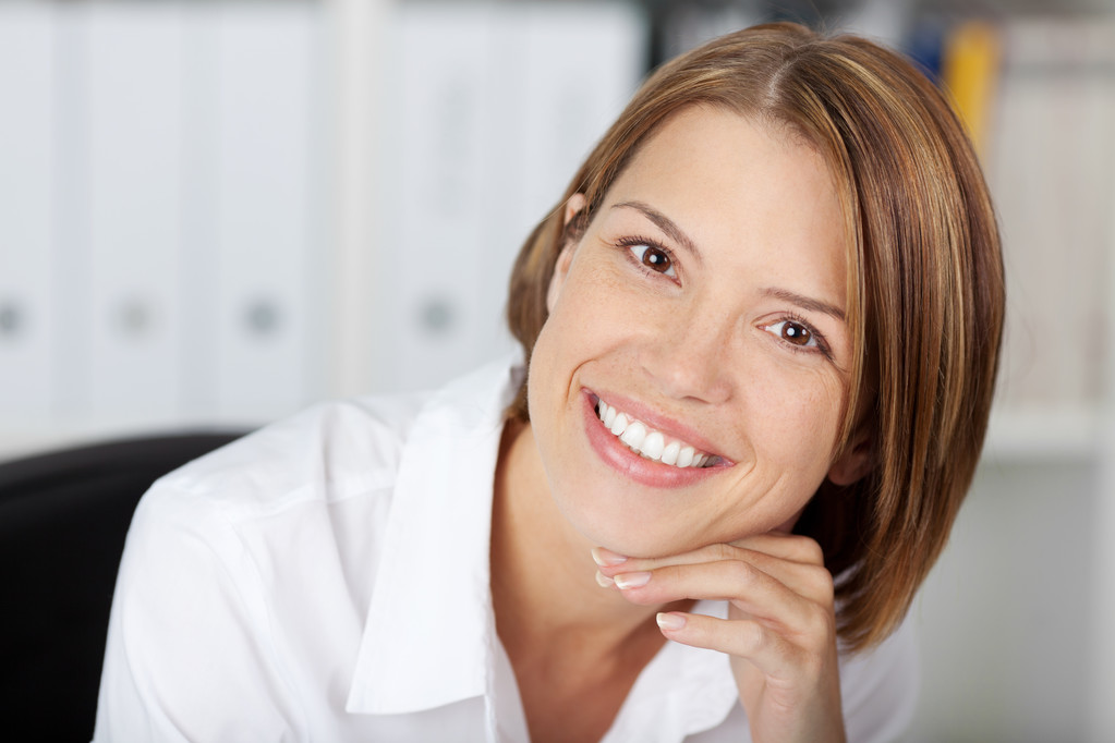 Muotokuva kaunis hymyilevä nainen toimistossa
 - Valokuva, kuva