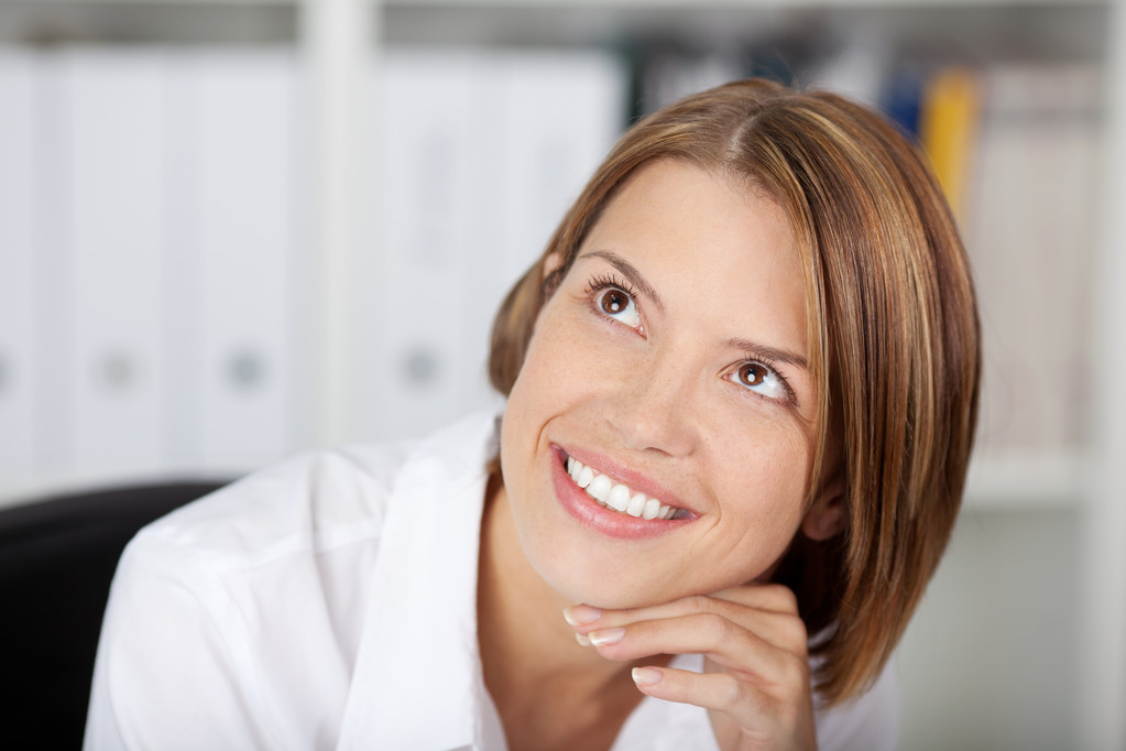 Retrato de una mujer sonriente en la oficina
 - Foto, imagen