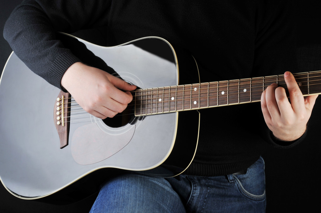 Człowiek gra na gitarze - Zdjęcie, obraz