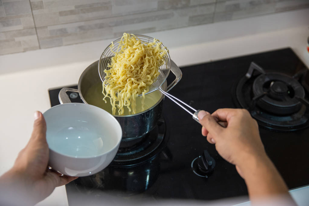 instant noodle koken in de keuken - Foto, afbeelding