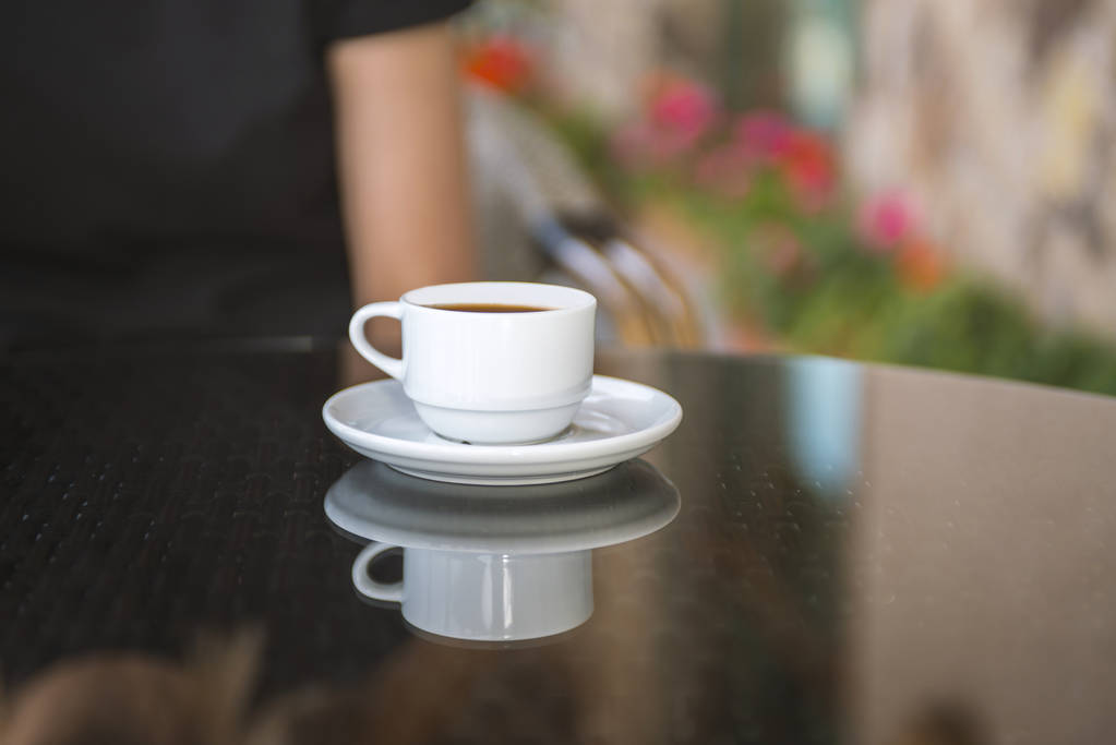 filiżankę kawy na stole w kawiarni - Zdjęcie, obraz