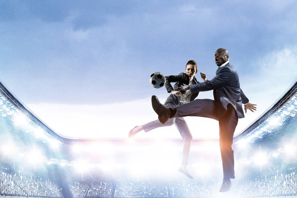 Чёрный бизнесмен в костюме играет в футбол
 - Фото, изображение