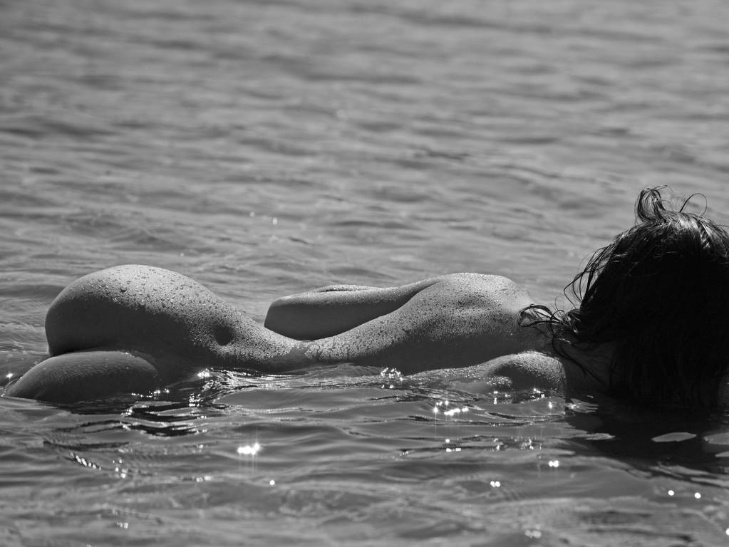 Donna sensuale con corpo sexy rilassarsi sulla spiaggia. ragazza nuda con glutei in acqua di mare. Giochi sessuali e seduzione. Donna sexy nuotare nell'oceano. Vacanze estive e paradiso vacanze di viaggio
 - Foto, immagini