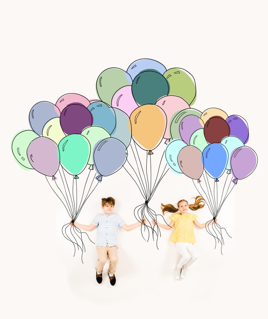 renkli balonlar tutan ve beyaz uçan neşeli çocuklar  - Fotoğraf, Görsel