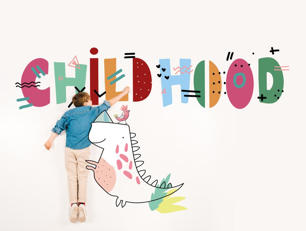 vista superior de niño lindo gesto cerca de letras de la infancia en blanco
  - Foto, Imagen