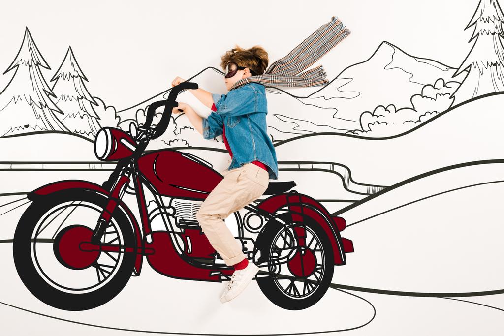 вид сверху на ребенка в маске супергероя за рулем мотоцикла в горах на белом
  - Фото, изображение
