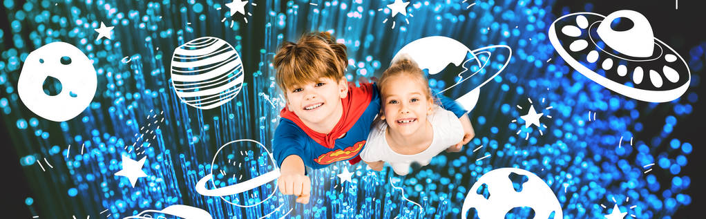 Panoramaaufnahme fröhlicher fliegender Kinder ist blauer Raum auf weißem Grund  - Foto, Bild