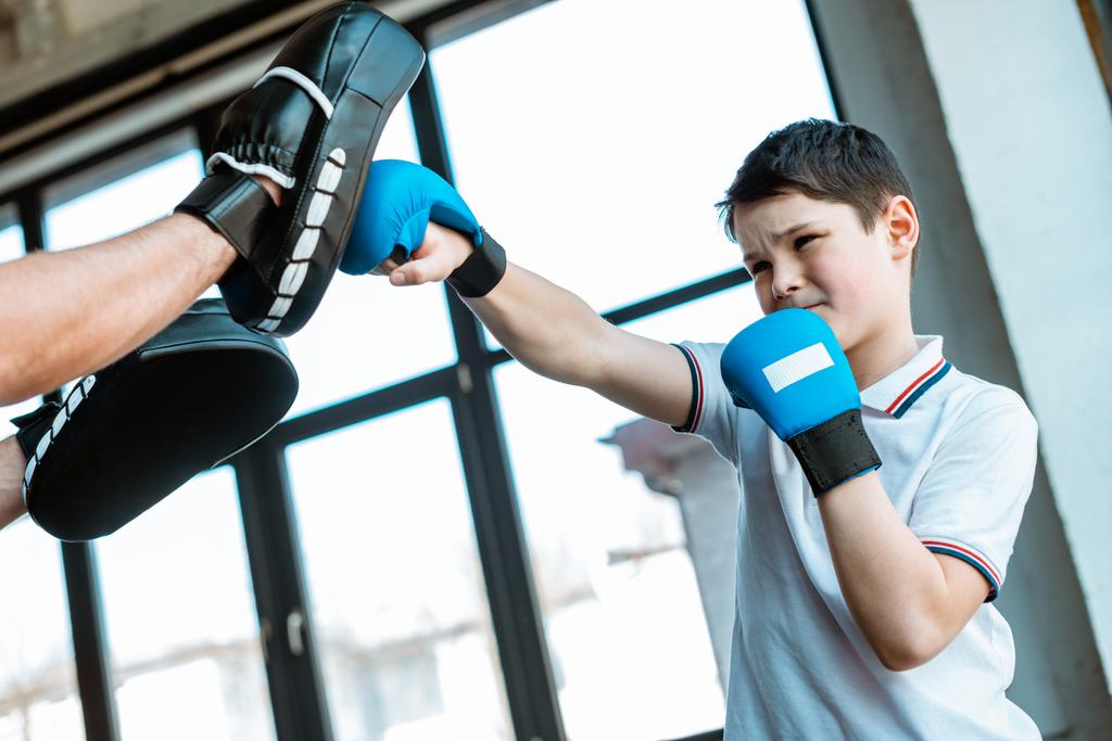 boks eldiveni çocuk spor salonunda antrenör ile çalışma - Fotoğraf, Görsel