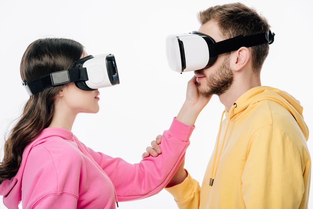 chica joven en realidad virtual auriculares tocando novios cara aislada en blanco
 - Foto, Imagen
