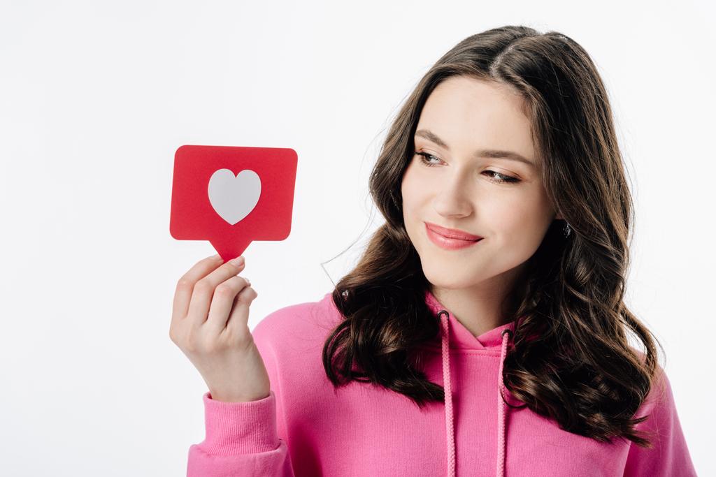 hermosa joven sosteniendo tarjeta de corte de papel rojo con símbolo del corazón aislado en blanco
 - Foto, Imagen