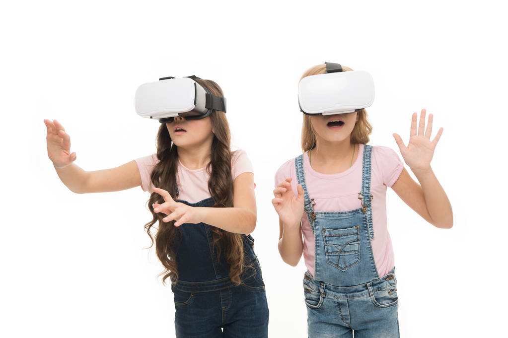 A virtuális valóság izgalmas. Lányok kisgyerekek visel vr szemüveg fehér háttér. Virtuális oktatási koncepció. Modern élet. Kölcsönhatás a virtuális térben. Cyber játék. Kiterjesztett valóság technológia - Fotó, kép