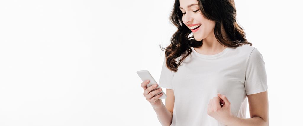 colpo panoramico di bella ragazza allegra in t-shirt bianca utilizzando smartphone isolato su bianco
 - Foto, immagini