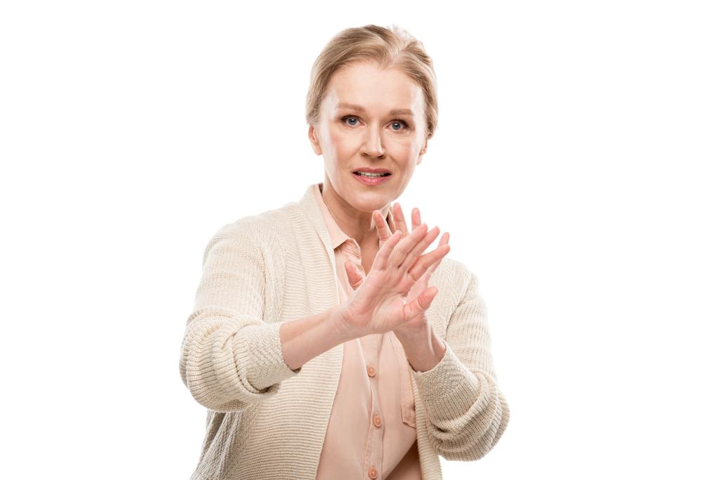 смущенная женщина средних лет показывает стоп-сигнал изолированы на белом
 - Фото, изображение