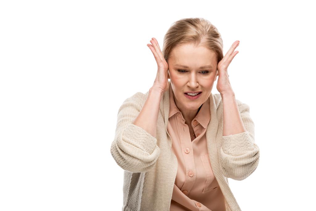 ženská středního věku dotýká se hlavy a bolí ji hlava izolovaná na bílém - Fotografie, Obrázek