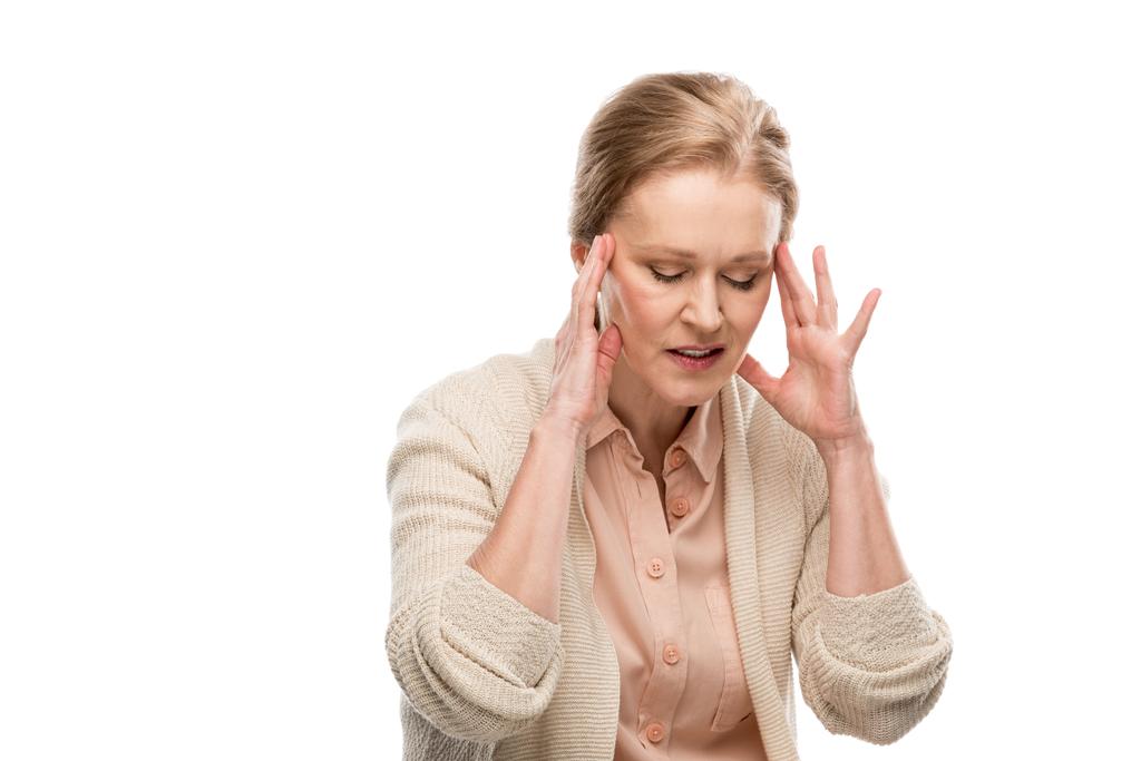mujer de mediana edad agotada tocando la cabeza mientras tiene dolor de cabeza aislado en blanco
 - Foto, Imagen
