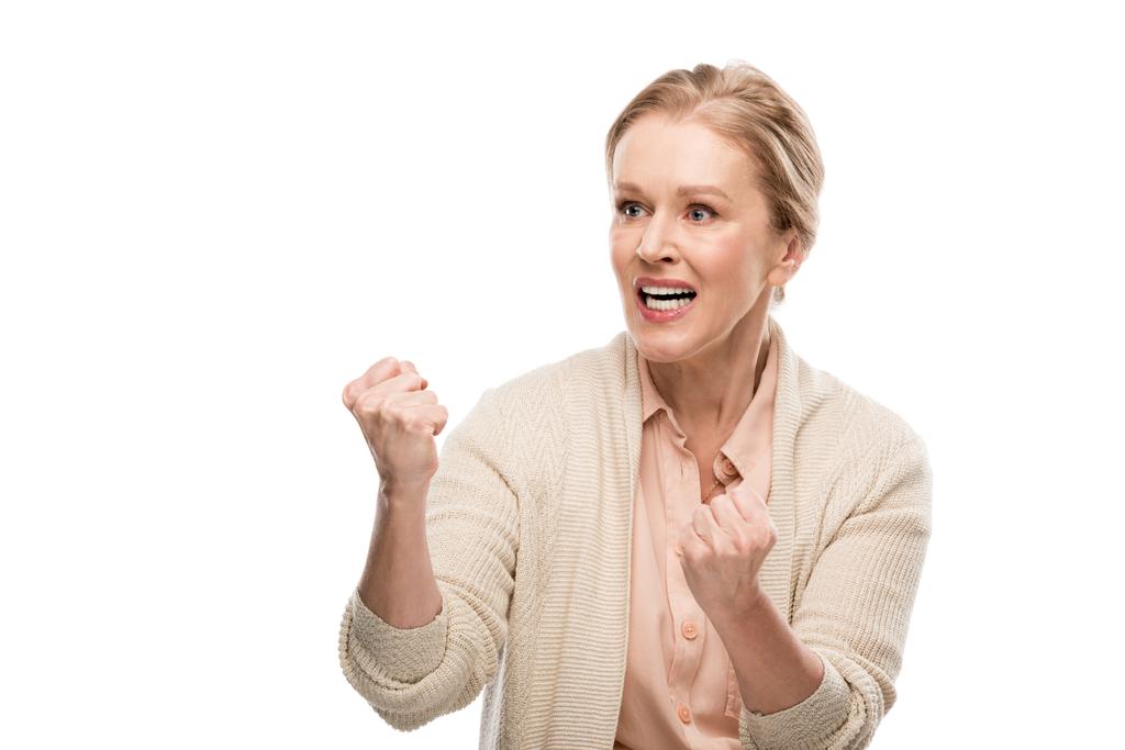 agressif femme d'âge moyen avec les poings serrés isolé sur blanc
 - Photo, image