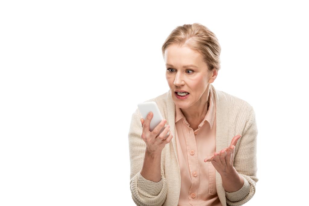 θυμωμένος μεσήλικες γυναίκα της κύησης ενώ χρησιμοποιείτε smartphone απομονωμένη σε λευκό - Φωτογραφία, εικόνα