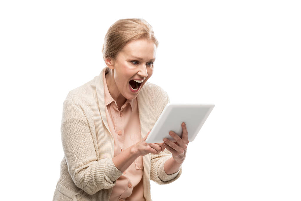 opgewonden middelbare leeftijd vrouw met behulp van digitale Tablet geïsoleerd op wit - Foto, afbeelding