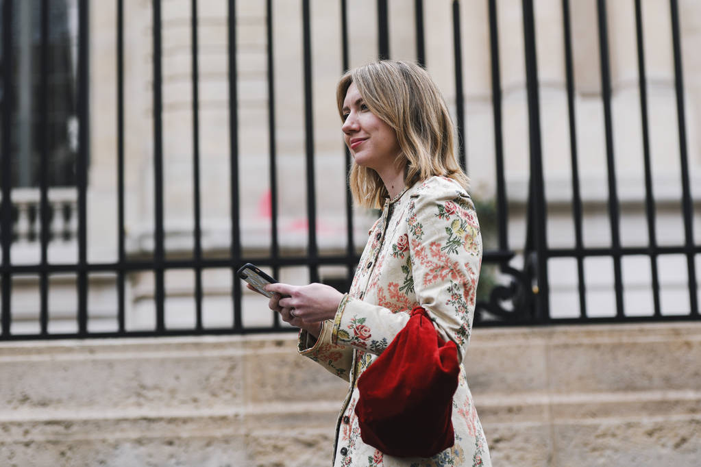 Paříž, Francie-březen 02, 2019: vybavení pouličního stylu-před módním přehlítím během pařížských módních týdnů-Pfwfw19 - Fotografie, Obrázek