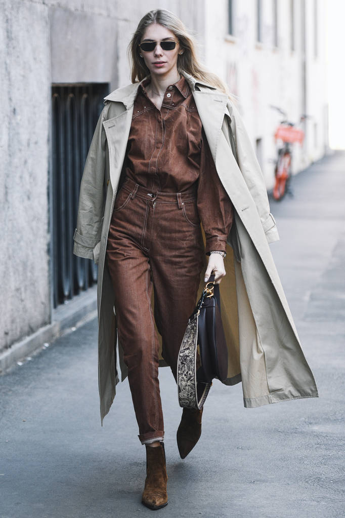 Милан, Италия - 24 февраля 2019 года: Уличная женщина в сумочке Christian Dior после показа мод во время Недели Моды в Милане - MFWFW19
 - Фото, изображение