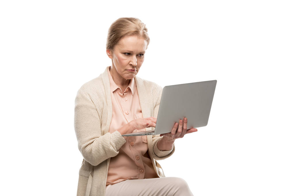 zavaros középkorú nő segítségével laptop izolált fehér - Fotó, kép