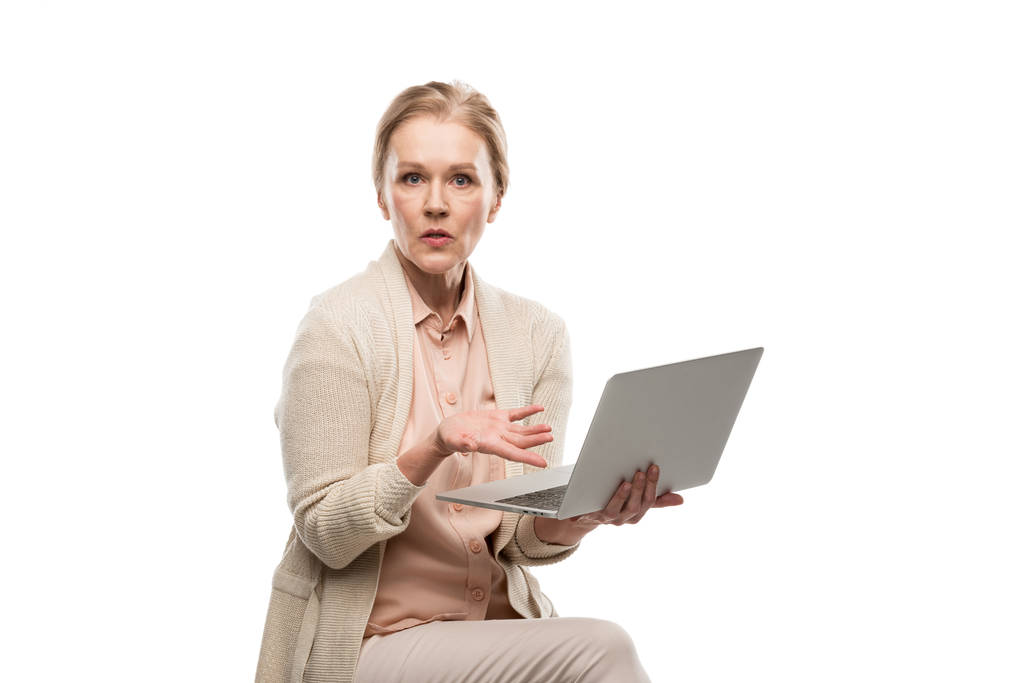 dizüstü bilgisayar ve Gesturing İzole Beyaz kullanarak karışık orta yaşlı kadın - Fotoğraf, Görsel