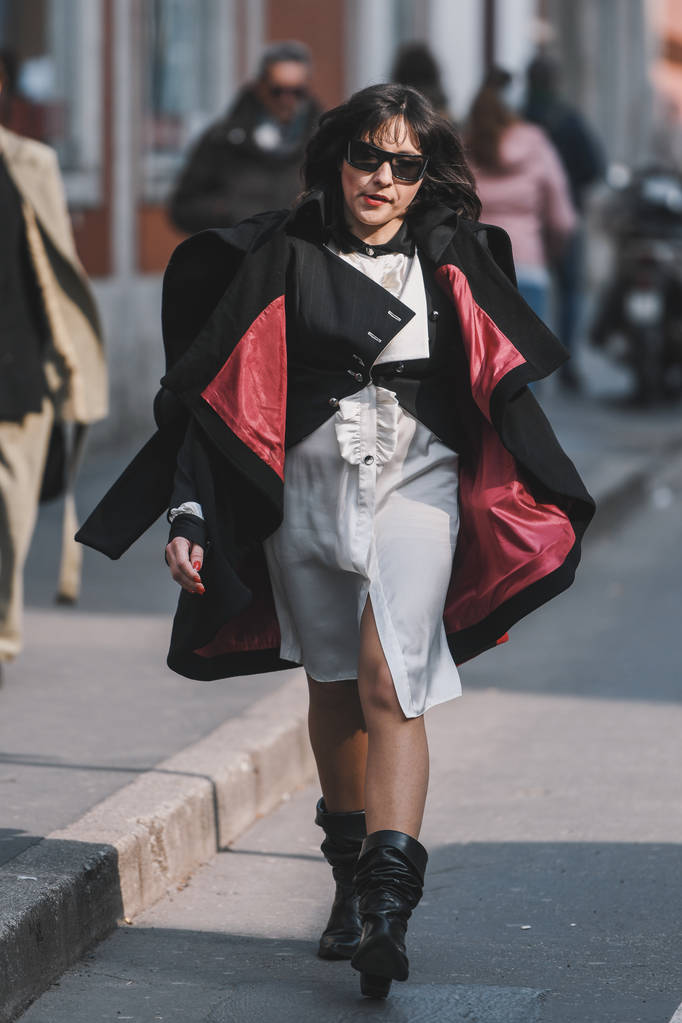 ミラノ、イタリア - 2019年2月20日:ミラノファッションウィーク中のファッションショーの前にストリートスタイルの衣装 - Mfwfw19 - 写真・画像