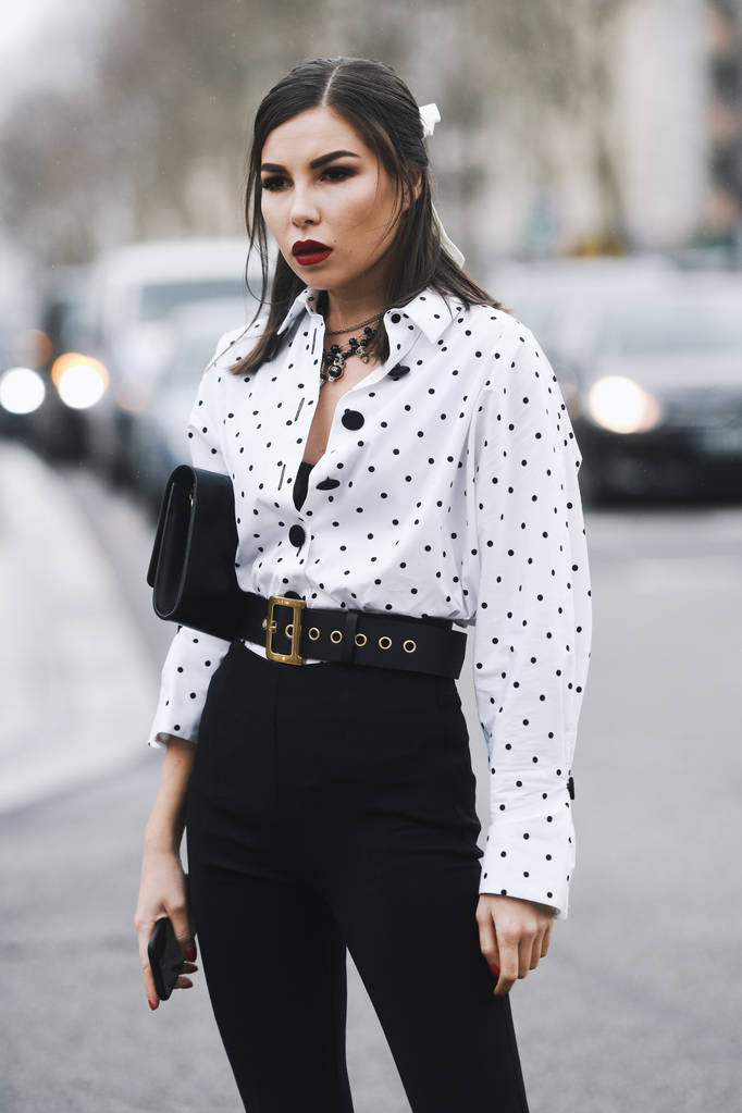 Париж, Франция - 1 марта 2019 года: костюм в стиле улицы - Карина Нигей перед показом мод во время Недели моды в Париже - PFWFW19
 - Фото, изображение