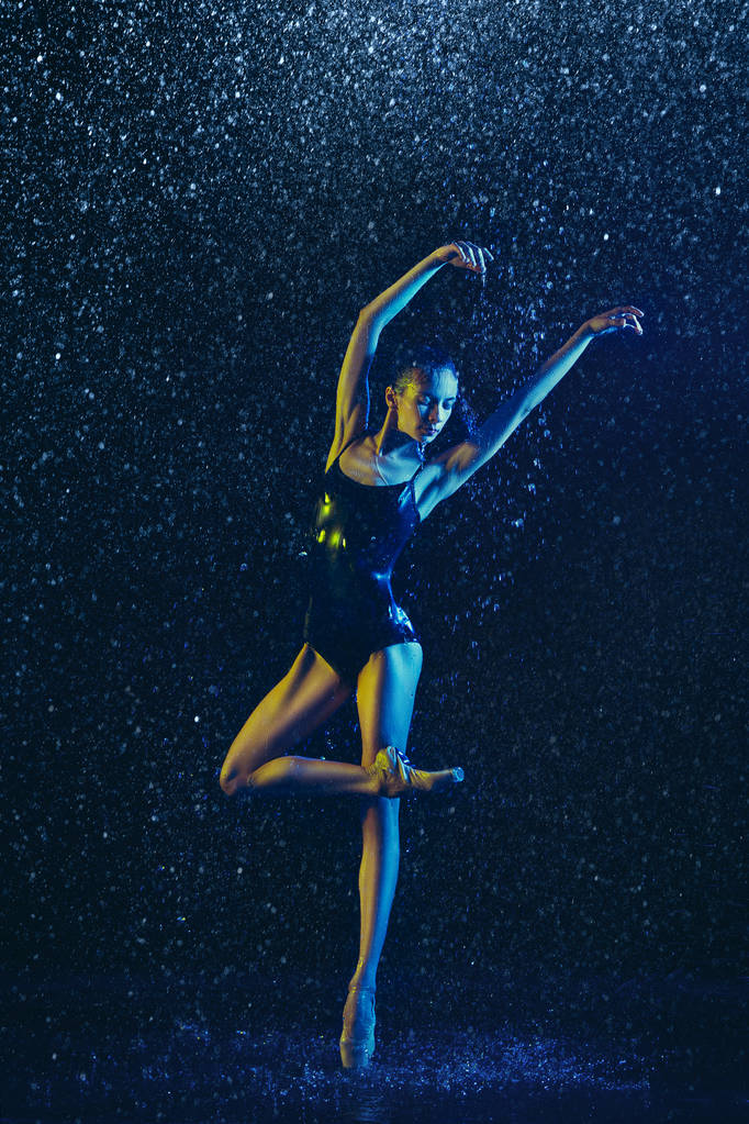 水滴の下で2人の若い女性バレエダンサー - 写真・画像