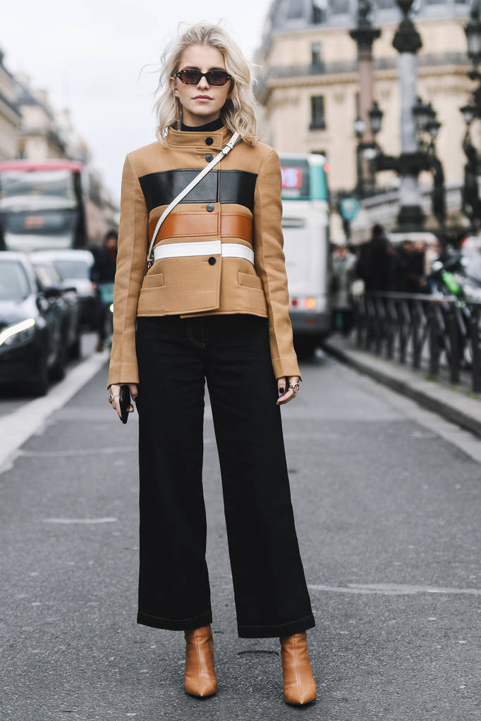 Παρίσι, Γαλλία-04 Μαρτίου 2019: στολή δρόμου-Καρολάιν Ντίρ μετά από επίδειξη μόδας κατά τη διάρκεια της εβδομάδας μόδας του Παρισιού-Pfwfw19 - Φωτογραφία, εικόνα