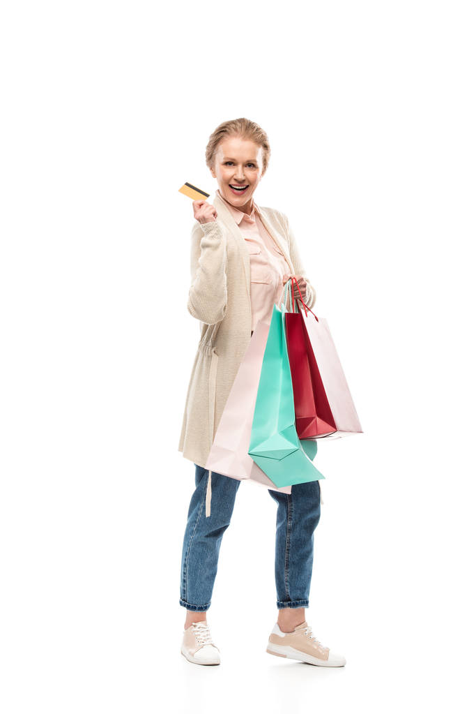 feliz mulher de meia-idade com sacos de compras e cartão de crédito em branco
 - Foto, Imagem