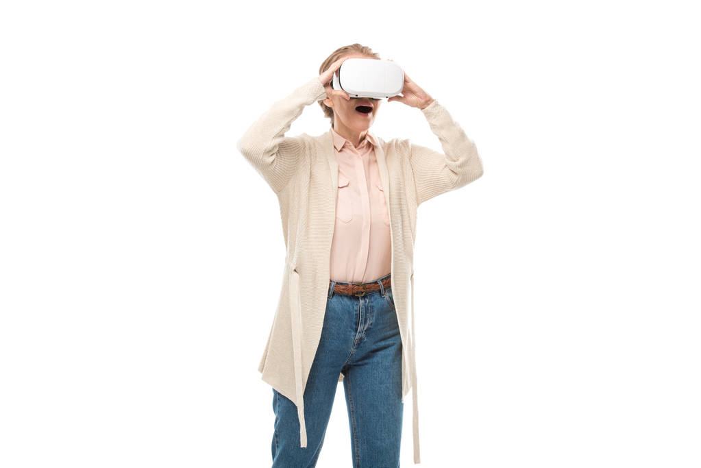 opgewonden vrouw in vr-headset ervaren Virtual Reality geïsoleerd op wit - Foto, afbeelding