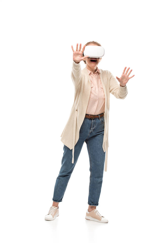 innoissaan nainen vr kuulokkeet elehtiminen kokeessaan Virtuaalitodellisuus eristetty valkoinen
 - Valokuva, kuva