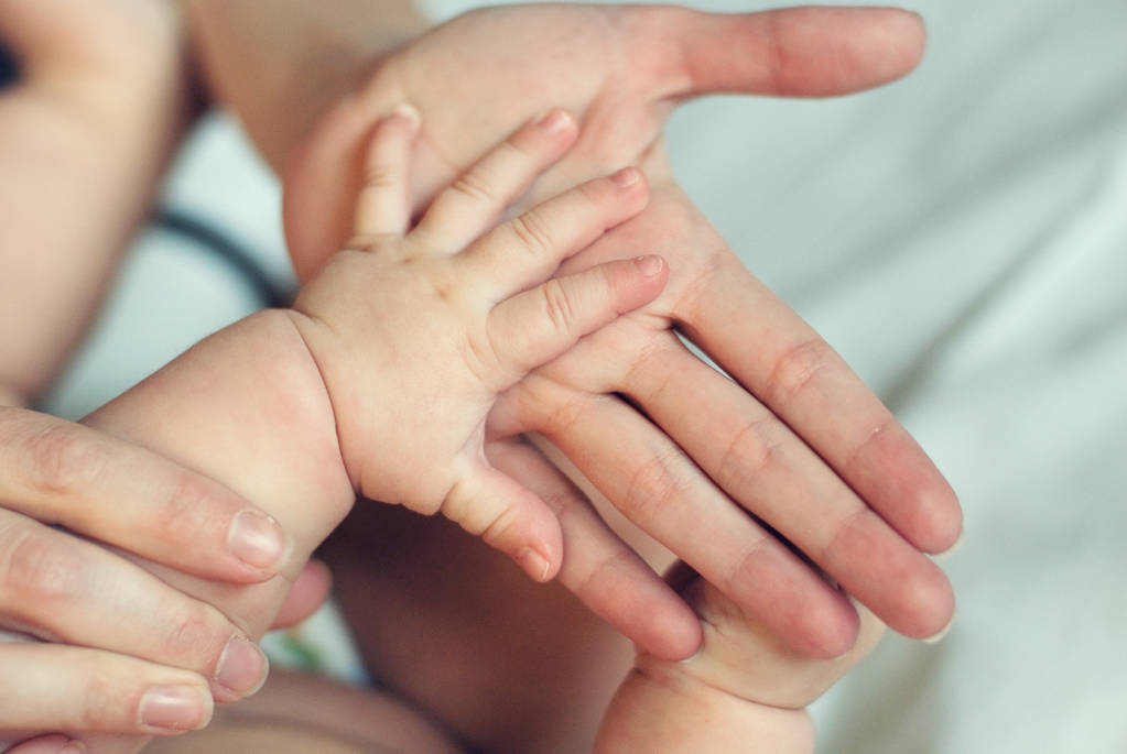 Hand neugeborenes Baby auf Mamas Hand aus nächster Nähe - Foto, Bild