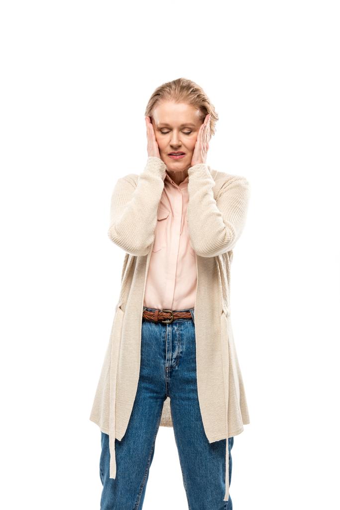 middelbare leeftijd vrouw met handen op hoofd met hoofdpijn geïsoleerd op wit - Foto, afbeelding