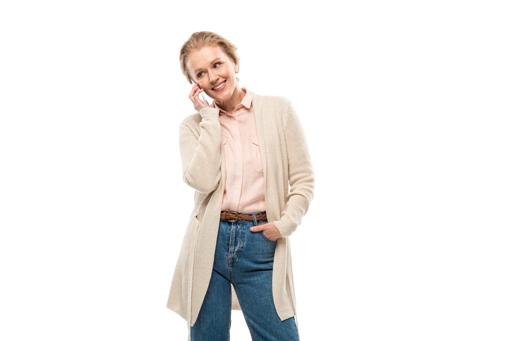 sonriente mujer de mediana edad hablando en el teléfono inteligente aislado en blanco
 - Foto, imagen