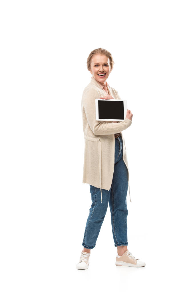 heureuse femme d'âge moyen tenant tablette numérique avec écran vierge isolé sur blanc
 - Photo, image