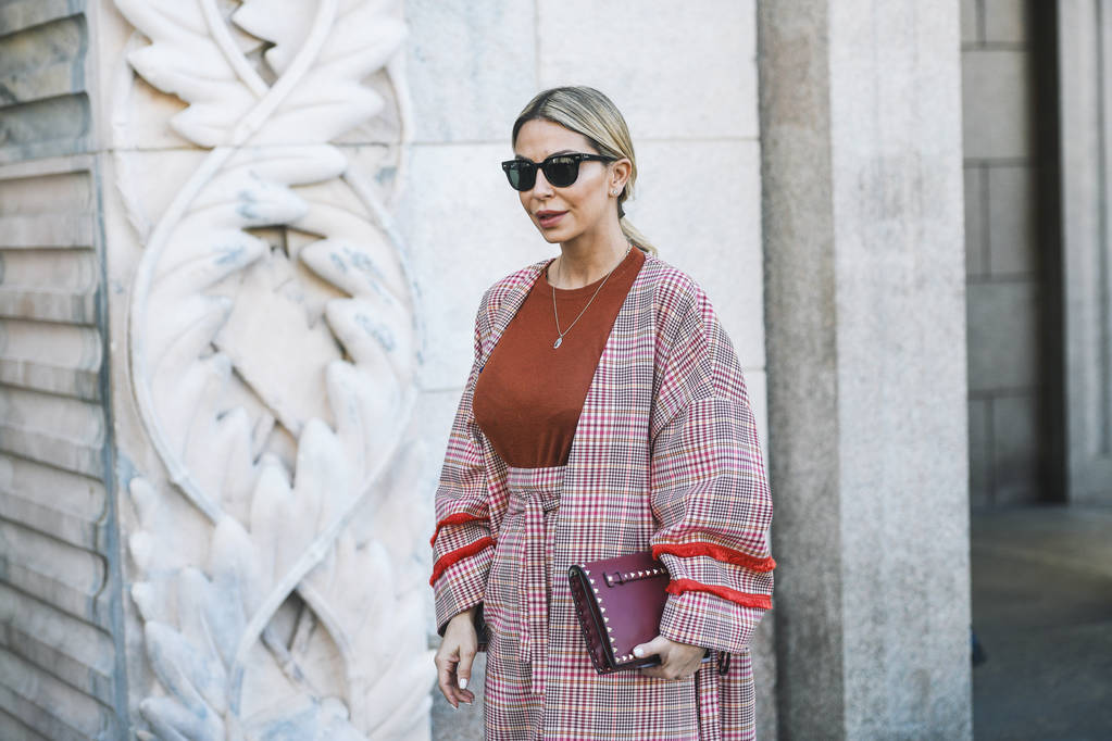 Милан, Италия - 24 февраля 2019 года: Коорд в стиле Street style Tartan перед показом мод во время Недели Моды в Милане - MFWFW19
 - Фото, изображение