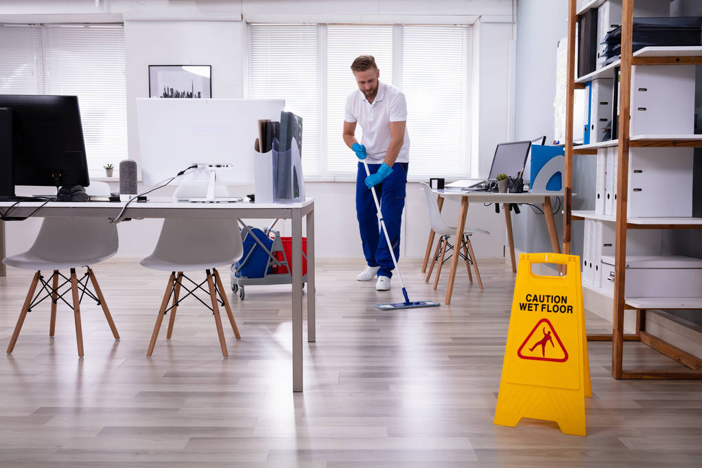 Чоловічий прибиральник з мопедом прибирання сучасної офісної підлоги
 - Фото, зображення