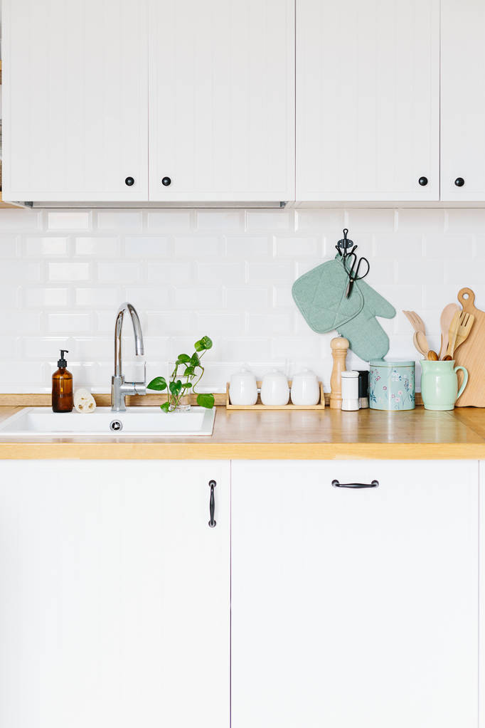 Vista sulla cucina bianca in stile scandinavo
 - Foto, immagini