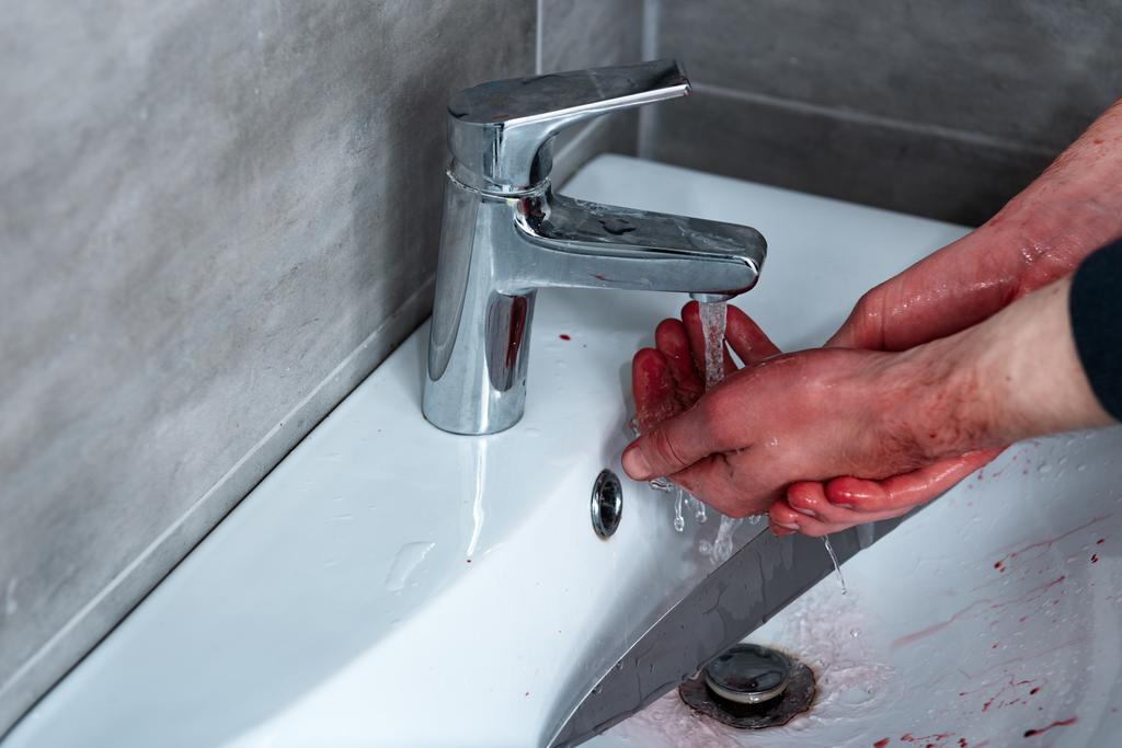 osittainen näkymä mies pesee verta kädet pesuallas
 - Valokuva, kuva
