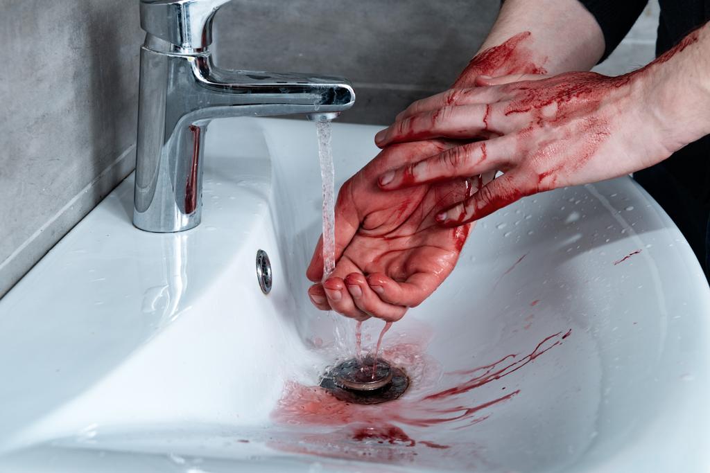流しで手から出血する男性の部分的な見解 - 写真・画像