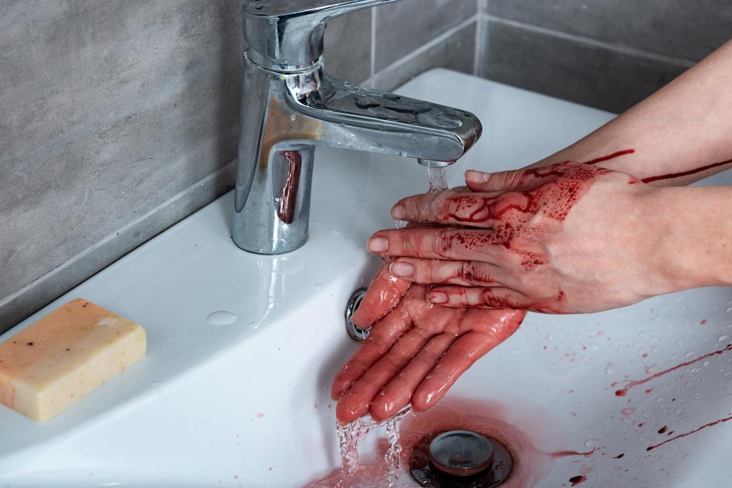 浴室で手から出血している女性の部分的な見解 - 写真・画像
