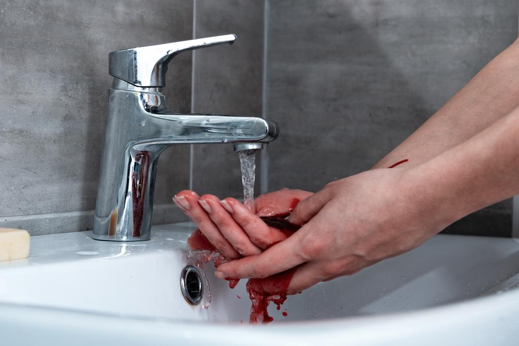 vue partielle de femme se laver les mains saignantes dans la salle de bain
 - Photo, image